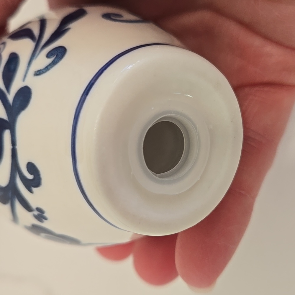 Blue and White Floral Salt and Pepper Set New - Picture 9 of 10